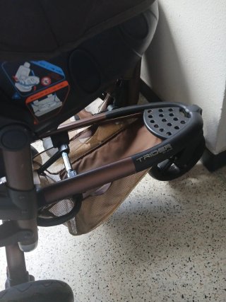 Carrito de bebé marrón