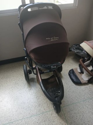 Carrito de bebé marrón
