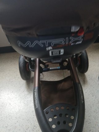 Carrito de bebé marrón