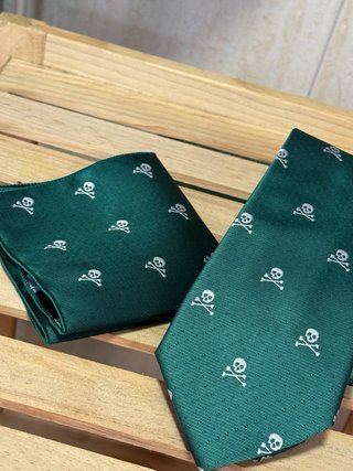 Conjunto Corbata y Pañuelo Calaveras Verde