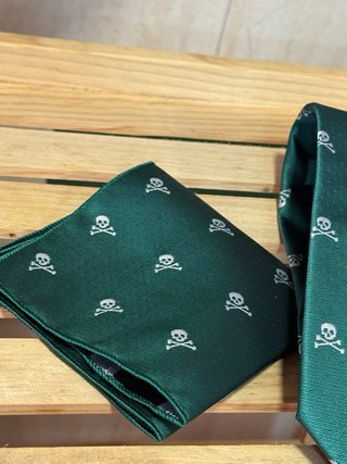 Conjunto Corbata y Pañuelo Calaveras Verde
