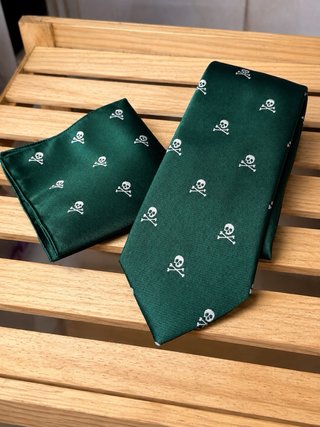 Conjunto Corbata y Pañuelo Calaveras Verde