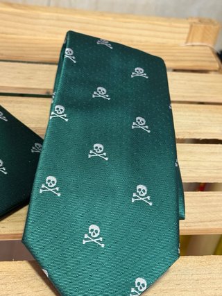 Conjunto Corbata y Pañuelo Calaveras Verde