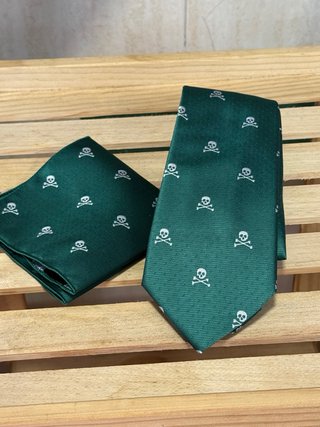 Conjunto Corbata y Pañuelo Calaveras Verde