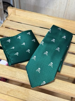 Conjunto Corbata y Pañuelo Calaveras Verde