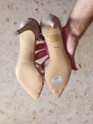 Zapatos de fiesta dorados con tiras Menbur.