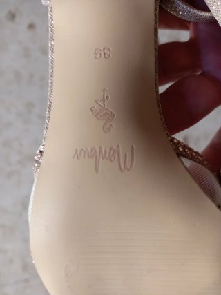 Zapatos de fiesta dorados con tiras Menbur.