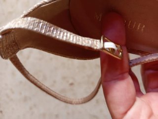 Zapatos de fiesta dorados con tiras Menbur.