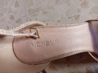 Zapatos de fiesta dorados con tiras Menbur.