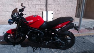 Moto Triumph Naked Roja distintivo C