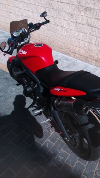 Moto Triumph Naked Roja distintivo C