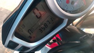 Moto Triumph Naked Roja distintivo C