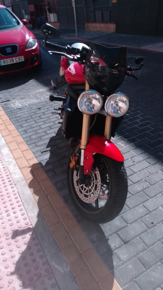 Moto Triumph Naked Roja distintivo C