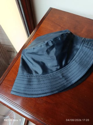 Sombrero de lluvia negro