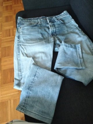 Pantalón vaquero desgastado