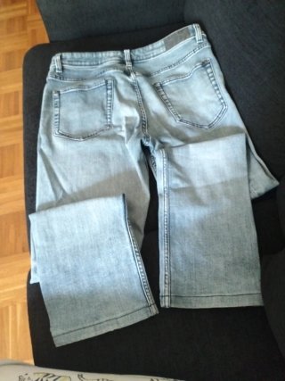 Pantalón vaquero desgastado
