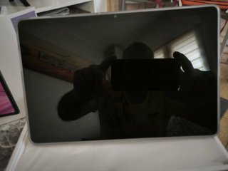 Lenovo Tab negra con Funda Transparente