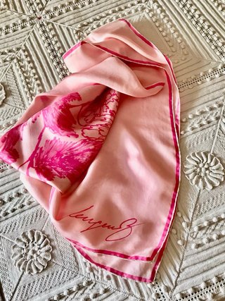 Foulard in seta rosa con fiori