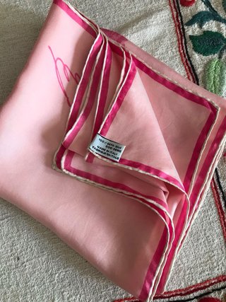 Foulard in seta rosa con fiori