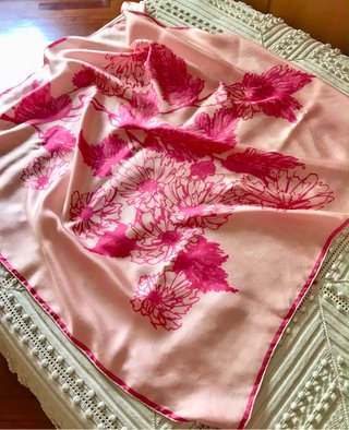 Foulard in seta rosa con fiori