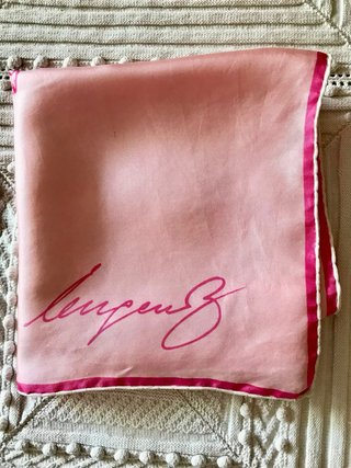 Foulard in seta rosa con fiori