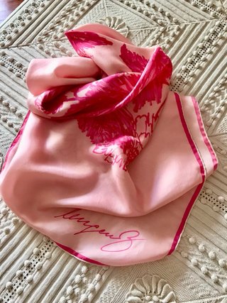 Foulard in seta rosa con fiori