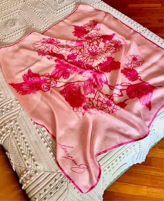 Foulard in seta rosa con fiori