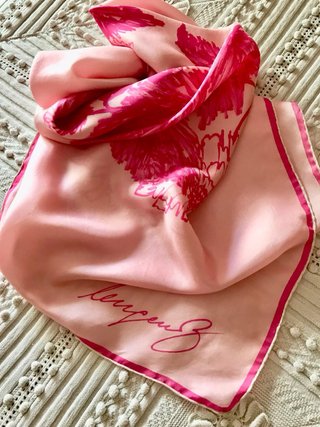 Foulard in seta rosa con fiori