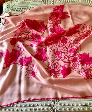 Foulard in seta rosa con fiori