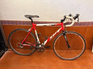 Bicicleta BH Roja y Blanca. Es una talla M