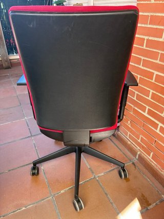 Silla de oficina ergonómica roja.