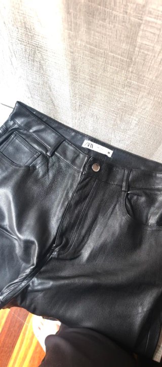 Pantalón efecto cuero negro