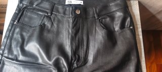 Pantalón efecto cuero negro