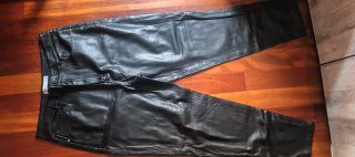 Pantalón efecto cuero negro