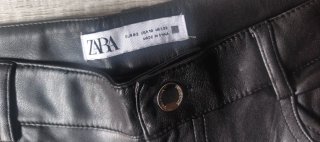 Pantalón efecto cuero negro