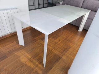 Mesa de comedor blanca de cristal y metal