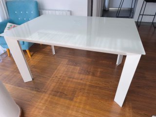 Mesa de comedor blanca de cristal y metal