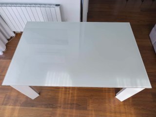 Mesa de comedor blanca de cristal y metal