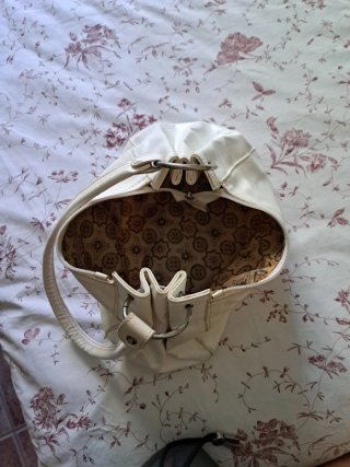 Bolso blanco de piel.