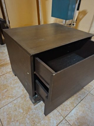 Mesita de noche de madera