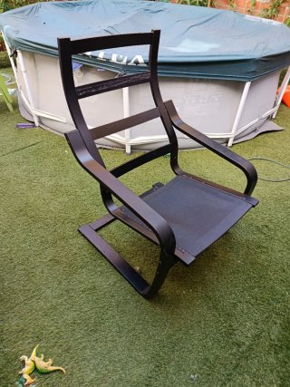 Sillón de madera negro con cojín estampado
