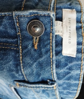 Pantalones cortos vaqueros desgastados