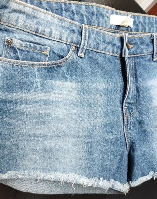Pantalones cortos vaqueros desgastados