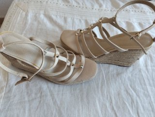 Sandalias cuña beige tachuelas