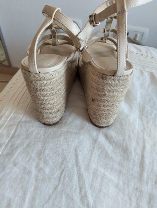 Sandalias cuña beige tachuelas