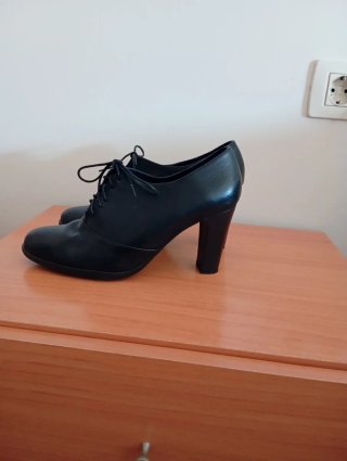 Botines de tacón negros con cordones