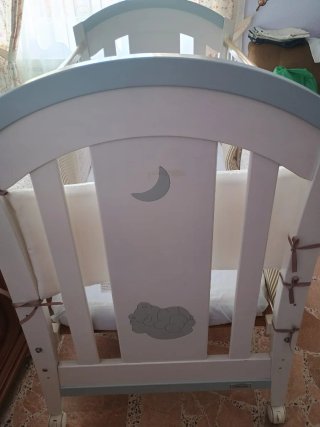 Cuna de madera blanca y azul