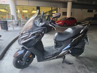 Kymco Maxi Scooter Negra