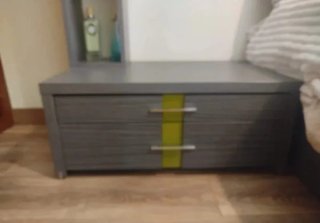 Dormitorio completo: cama, mesitas y cabecero