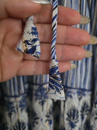 Vestito lungo fantasia blu bianco e oro
